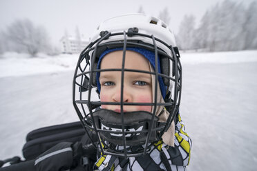 Porträt eines Jungen mit Eishockeyhelm - FOLF08912