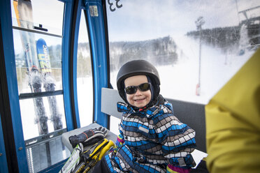 Porträt eines Jungen im Skilift in Levi, Finnland - FOLF08916