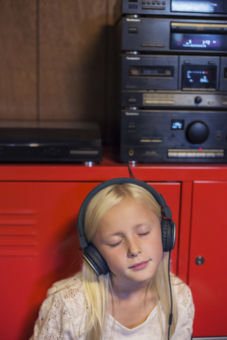 Junges Mädchen hört Musik mit Kopfhörern, lizenzfreies Stockfoto