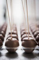 Schokoladenbonbons mit Stäbchen im Cafe - FOLF08962