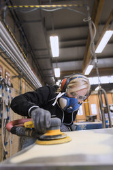 Frau arbeitet in einer Autowerkstatt - FOLF08968