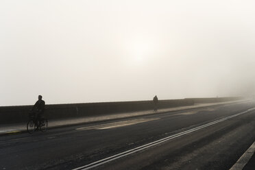 Silhouette von Menschen auf der Straße - FOLF08971