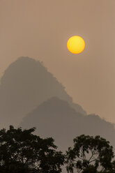 Silhouette von Bergen bei Sonnenuntergang in Sichuan, China - FOLF08976