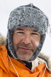 Porträt eines Mannes mit Bartstoppeln in Lappland - FOLF08977