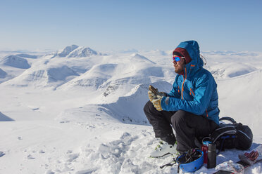 Mann beim Skibergsteigen in Lappland - FOLF08978