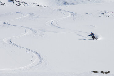 Mann beim Skibergsteigen in Lappland - FOLF08979