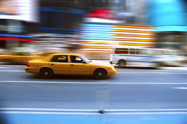 Gelbes Taxi auf der Straße in Manhattan, New York - FOLF08983