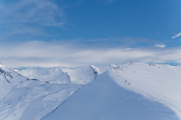 Blick auf schneebedeckte Berge in den französischen Alpen - FOLF08989