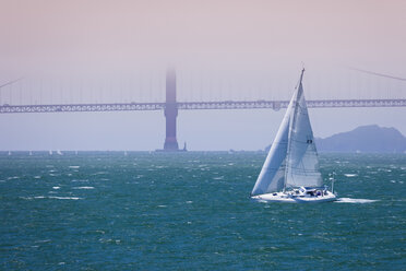 Segelboot mit Golden Gate Bridge im Hintergrund - FOLF08993