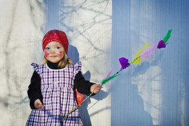 Mädchen trägt Hexenkostüm zur Osterzeit - FOLF09012