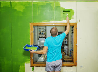 Man painting dining room - FOLF09014