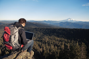 Wanderer mit Laptop auf dem Berg - CAVF33957