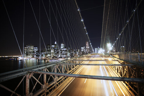 Beleuchtete Brooklyn Bridge bei Nacht - CAVF33976