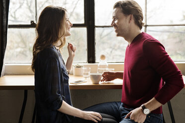 Glückliches Paar, das sich im Café von Angesicht zu Angesicht gegenübersteht - CAVF34035