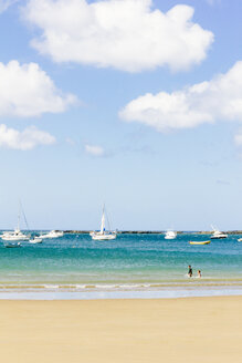 Landschaftlicher Blick auf den Strand mit Segelbooten gegen den bewölkten Himmel - CAVF34127