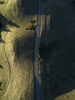 Luftaufnahme einer leeren Landstraße inmitten der Landschaft - CAVF34151