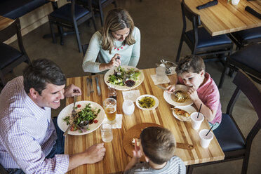 Draufsicht auf eine Familie beim Essen im Restaurant - CAVF34192