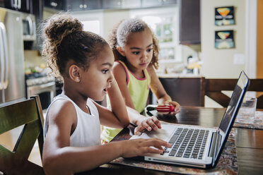 Niedliche Mädchen benutzen Laptop zu Hause - CAVF34198