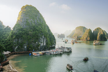 Blick auf die Halong-Bucht gegen den Himmel - CAVF34209