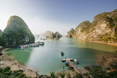 Blick auf die Halong-Bucht - CAVF34210