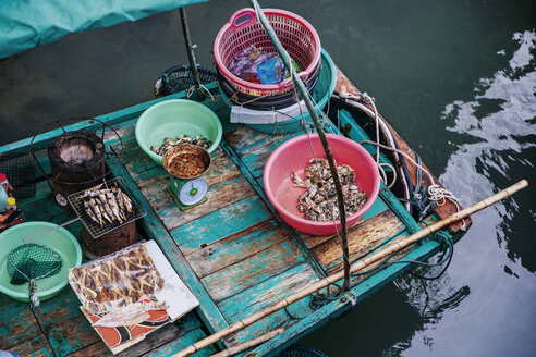 Hoher Blickwinkel auf ein Boot mit Lebensmitteln auf einem schwimmenden Markt - CAVF34211