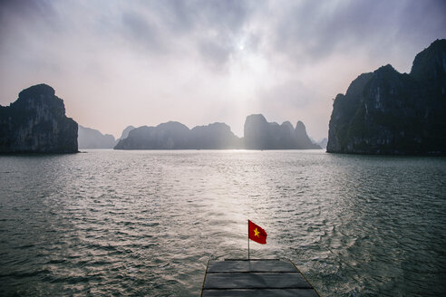 Idyllischer Blick auf die Halong-Bucht in der Abenddämmerung - CAVF34212