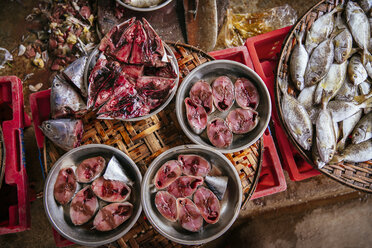 Draufsicht auf gehackten Fisch auf dem Markt - CAVF34216