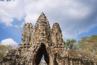 Tor von Angkor Thom gegen bewölkten Himmel - CAVF34224