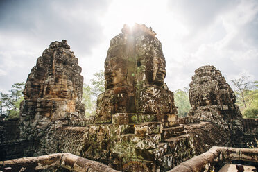 Skulpturen im Angkor Wat-Tempel an einem sonnigen Tag - CAVF34229