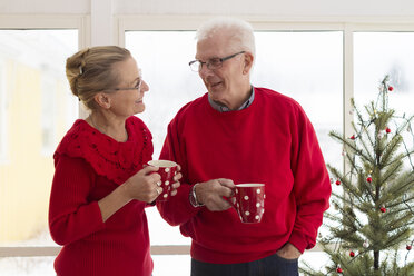 Älteres Ehepaar beim Kaffee zu Weihnachten - FOLF09088