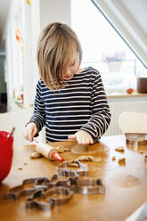 Girl making cookies - FOLF09116