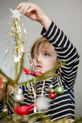 Girl decorating Christmas tree - FOLF09117