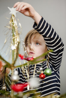 Mädchen schmückt Weihnachtsbaum - FOLF09117