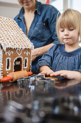 Mutter und Tochter bauen ein Pfefferkuchenhaus - FOLF09119