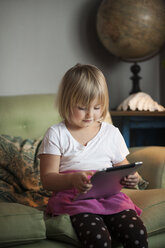 Mädchen benutzt digitales Tablet - FOLF09122