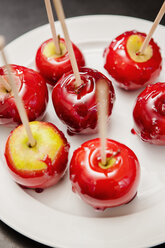 Kandierte Äpfel auf dem Teller - FOLF09126