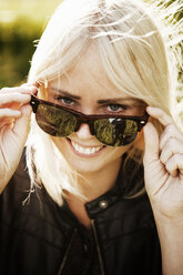 Smiling young woman in sunglasses - FOLF09142