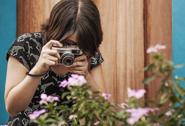 Frau fotografiert Blumen durch die Kamera - CAVF34242