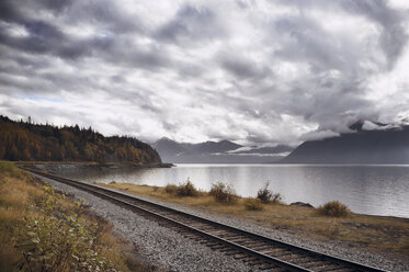 Eisenbahnstrecke am See - CAVF34377