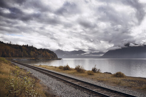 Eisenbahnstrecke am See - CAVF34377