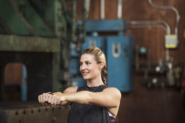 Lächelnder weiblicher Boxer beim Training im Fitnessstudio - CAVF34424
