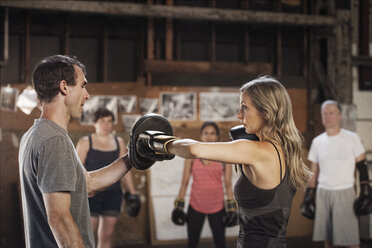 Selbstbewusste Boxer beim Training im Fitnessstudio - CAVF34430