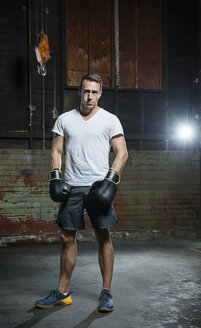 Porträt eines selbstbewussten männlichen Boxers im Fitnessstudio in voller Länge - CAVF34441