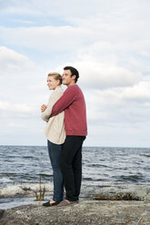 Young couple looking at sea - FOLF09150