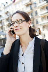 Frau spricht mit Smartphone - FOLF09163