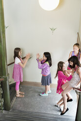 Fünf Schulmädchen spielen im Treppenhaus - FOLF09174