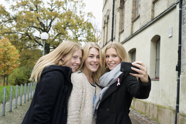 Attraktive junge Frauen machen Selfie - FOLF09181