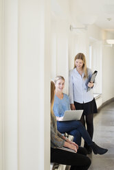 Junge Frauen an der Universität - FOLF09183