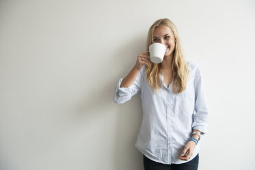 Studio shot of woman drinking coffee - FOLF09209