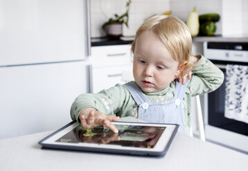 Junge benutzt digitales Tablet in der Küche - FOLF09275